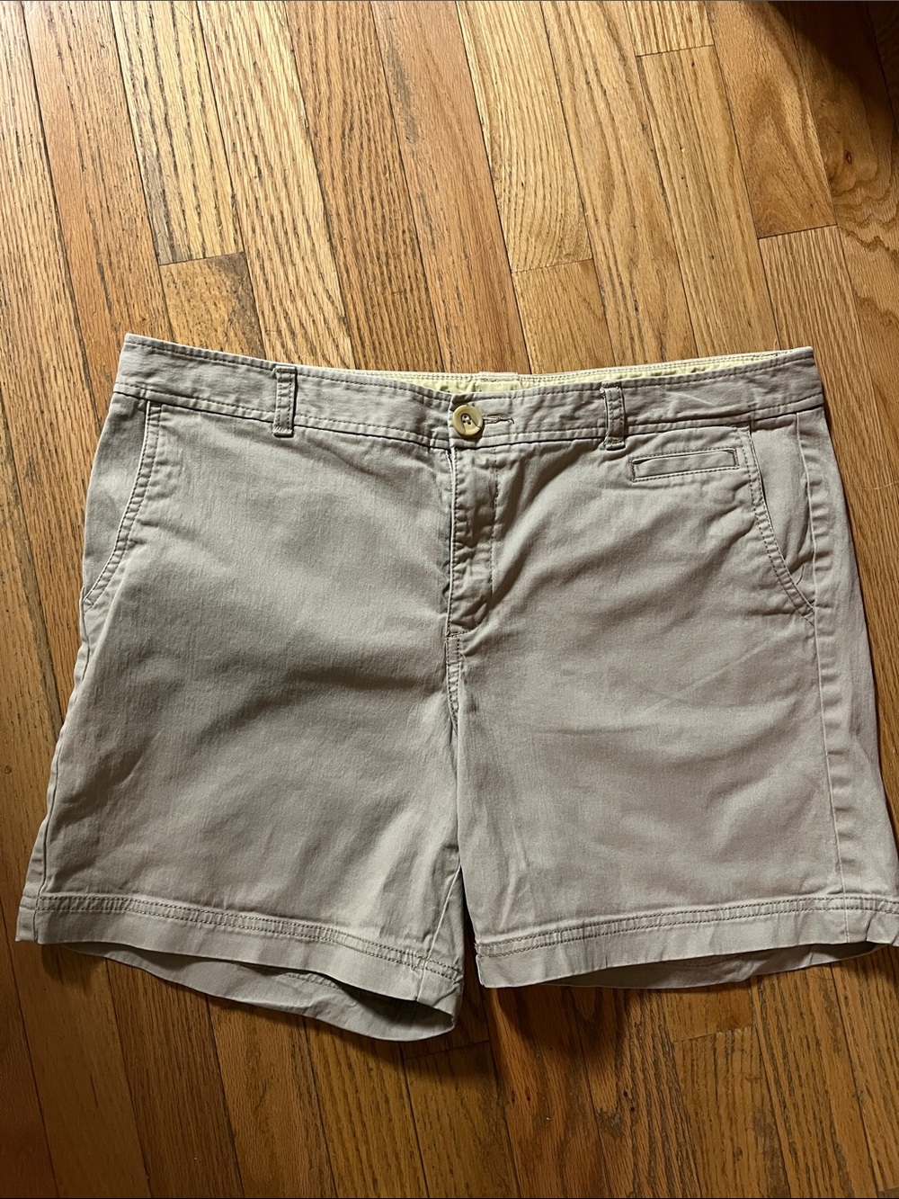 Dockers Women's Flat Front Shorts in Light Khaki